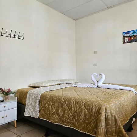 Blue Moon Hostel Antigua Room photo